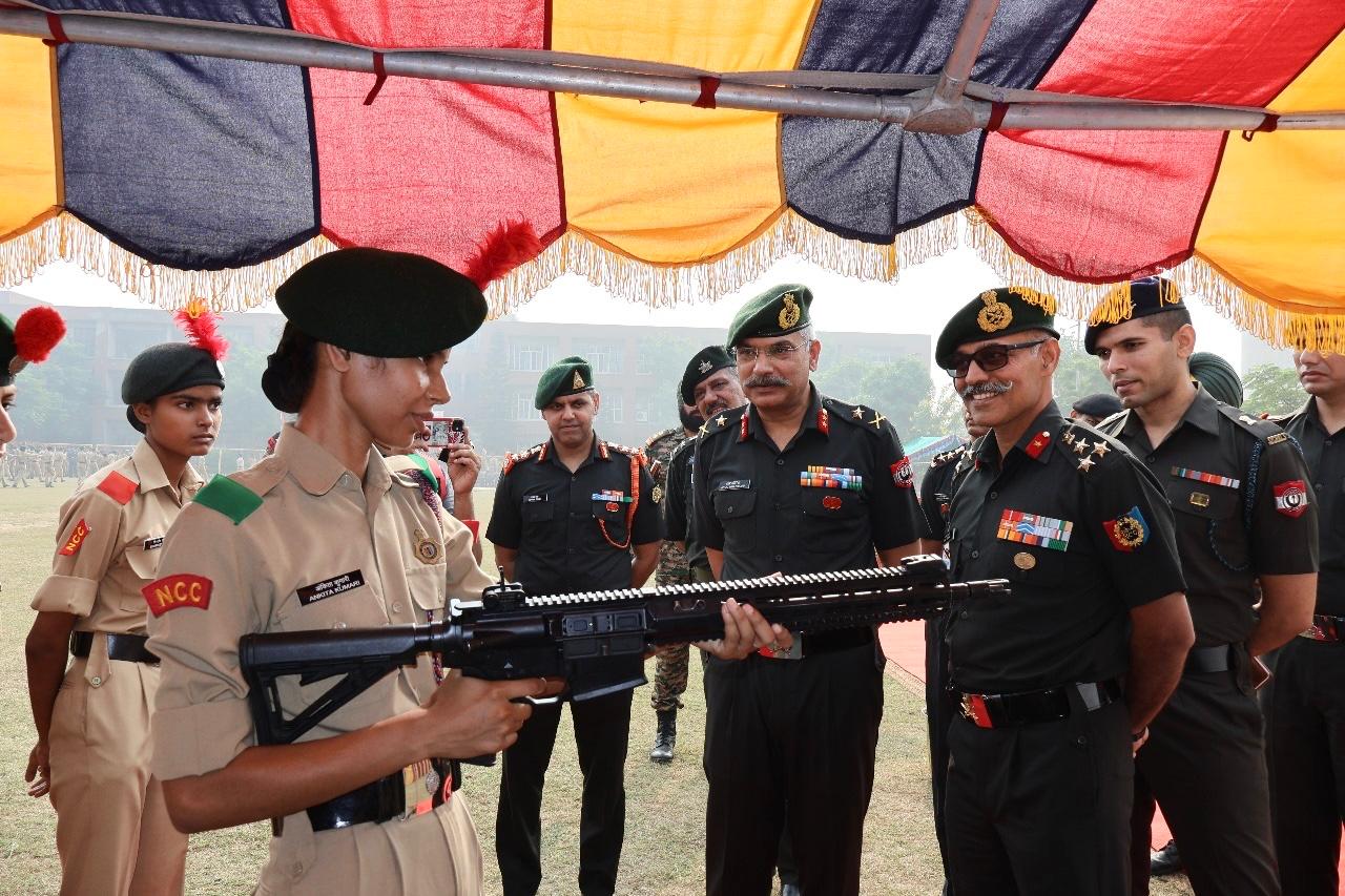 भारतीय सेना द्वारा केडेटों और छात्र / छात्राओं के लिये आधुनिक हथियारों की प्रदर्शनी